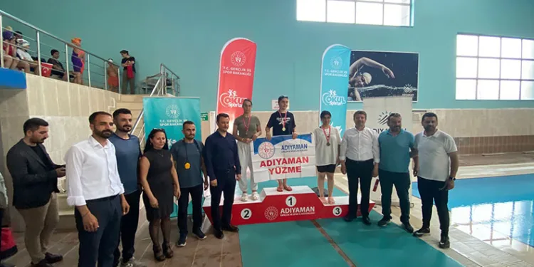 Samsatlı öğrenci yüzmede derece yaptı