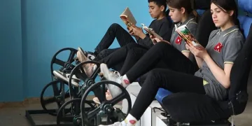 Kitap okurken okulun elektriğini üretiyorlar