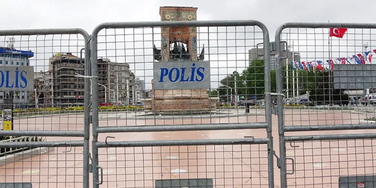 Taksim’de 1 Mayıs hazırlıkları başladı