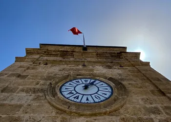 Saat Kulesi’ne dikilen bayrağa yapılan itirazda son nokta