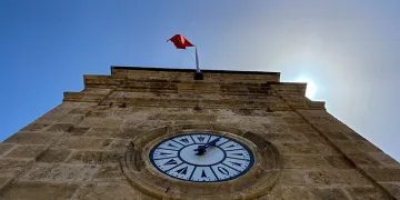Saat Kulesi’ne dikilen bayrağa yapılan itirazda son nokta