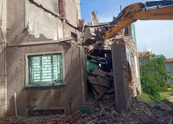 Metruk binalar vatandaşın güvenliği için yıkılıyor