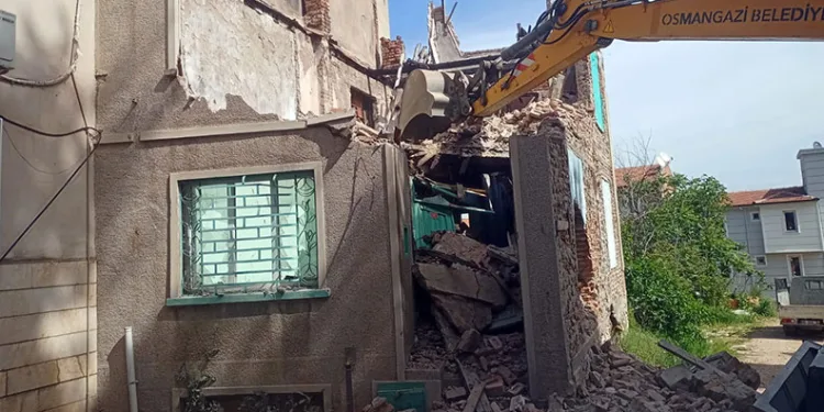 Metruk binalar vatandaşın güvenliği için yıkılıyor