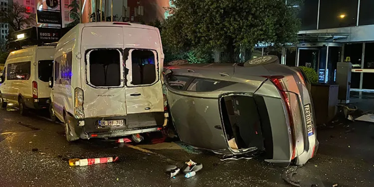 Kontrolden çıkan otomobil yan yattı: 2 yaralı