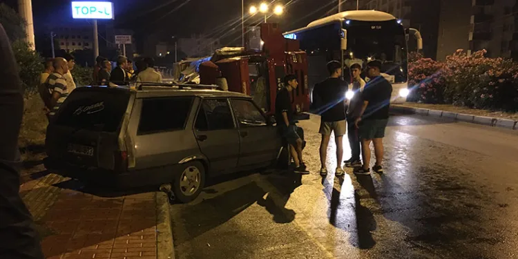 Kontrolden çıkan otomobil kaldırıma vurdu