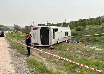 Yolcu taşıyan midibüs devrildi: 1 ölü, 7 yaralı