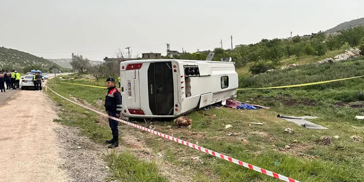 Yolcu taşıyan midibüs devrildi: 1 ölü, 7 yaralı
