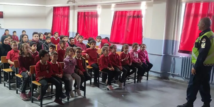 Çocuklar trafik kurallarını jandarmadan öğreniyor