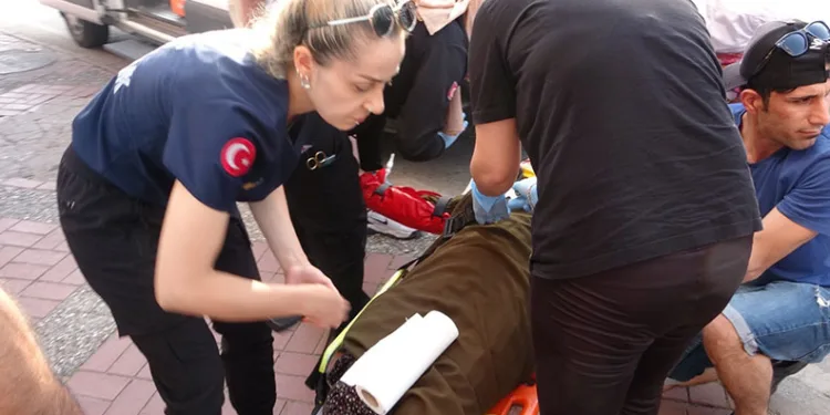 Dakikalarca bekledi, son adımında otomobilin altında kaldı