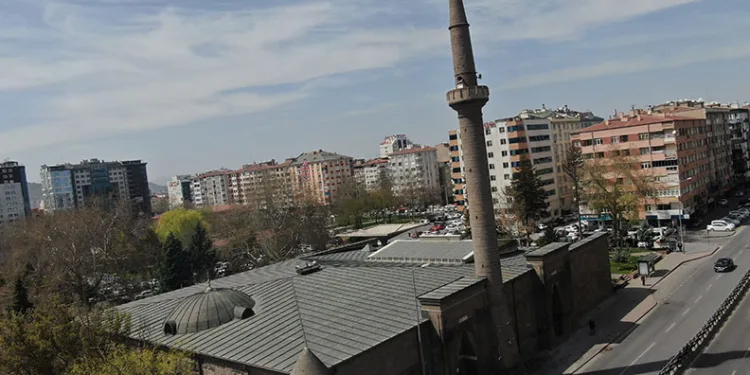 8 asırlık camide 80 kişi itikafa girdi