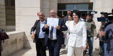 Edremit Belediye Başkanı Mehmet Ertaş mazbatasını aldı