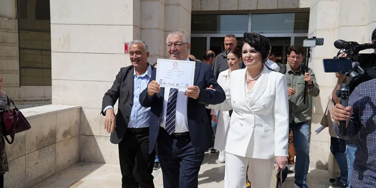 Edremit Belediye Başkanı Mehmet Ertaş mazbatasını aldı