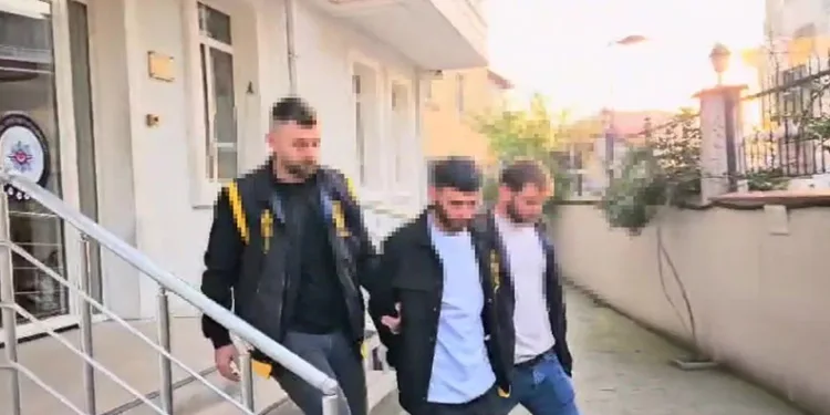 Yol ortasında bıçakla tehdit savuran minibüs şoförü yakalandı