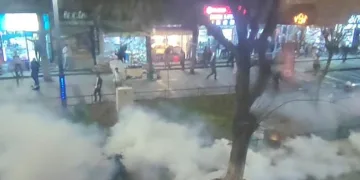 Van olaylarını protesto eden gruba polis müdahalesi