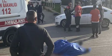 Otomobilin çarptığı motosikletteki genç hayatını kaybetti