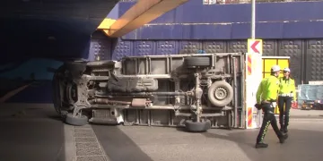 Üst geçide çarpan kamyonet devrildi