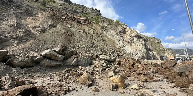Artvin-Yusufeli karayolu heyelan