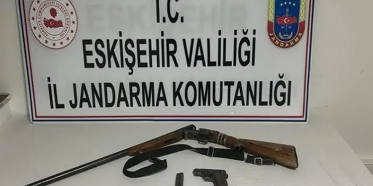 Çok sayıda ruhsatsız silah ve mühimmat ele geçirildi