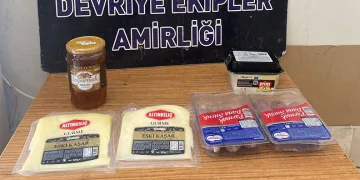 Marketten sucuk ve peynir çalan hırsız kamerada