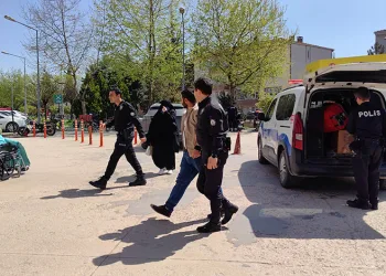 Bursa’da kaçak göçmenler evlendikleri gün yakalandı