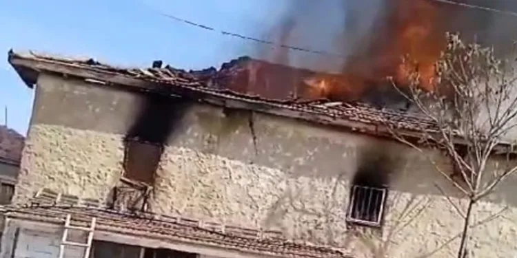 Boş evde çıkan yangın korkuttu