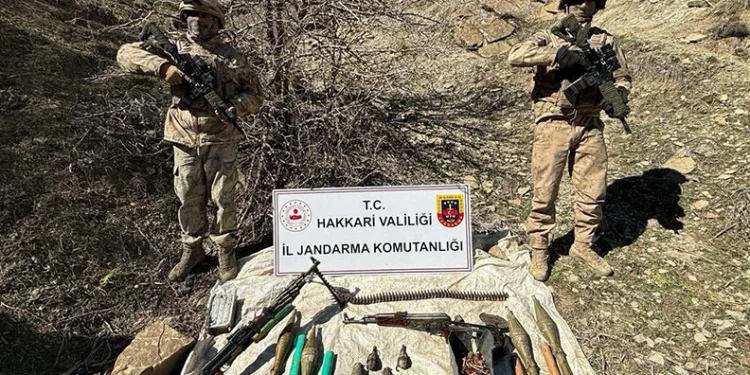 Hakkari’de silah ve mühimmat ele geçirildi