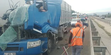 Osmaneli’nde tır kaza yaptı, sürücüsü yaralandı