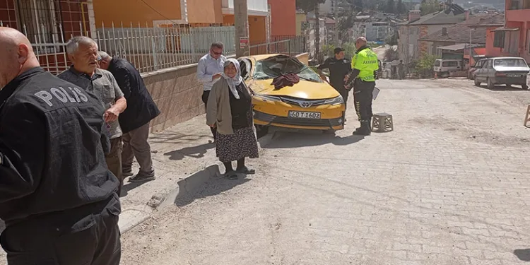 Tokat’ta yokuş aşağı inen taksi takla attı
