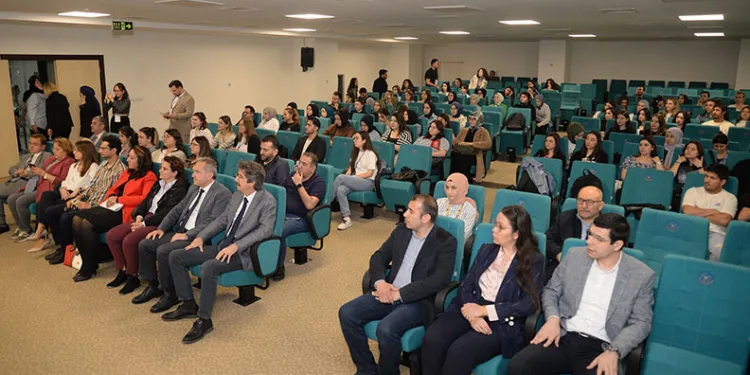 Akademisyen ve sektör temsilcileri öğrencilerle buluştu