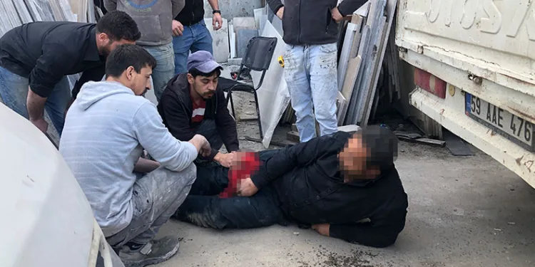 Kavga ettiği ortağı tarafından bıçaklandı