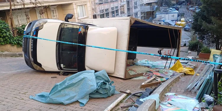 Cam yüklü kamyon yola devrildi
