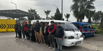 Adana’da göçmen kaçakçılığı yapan iki kişi tutuklandı
