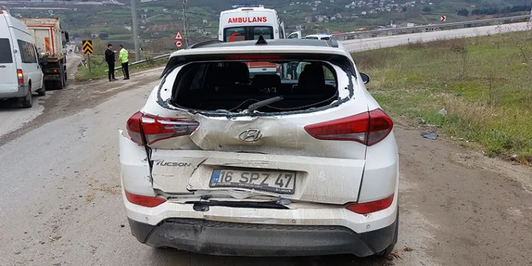 Samsun’da kamyon otomobile arkadan çarptı: 2 yaralı