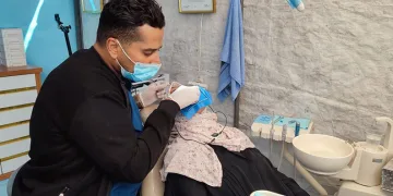 Filistinli diş hekimi hastaları çadırda tedavi ediyor