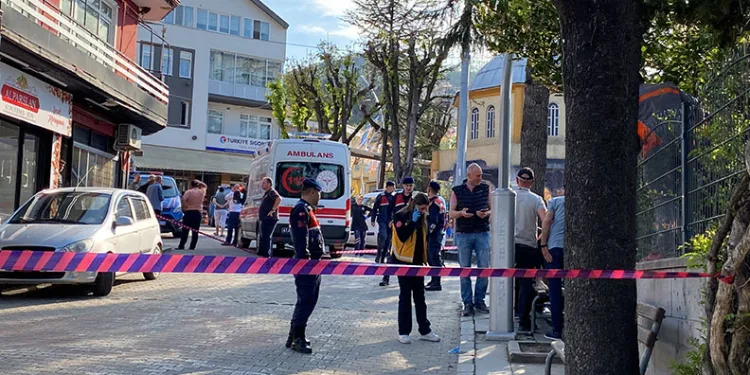 Kavga ettiği şahsı değil, ayırmak isteyenleri vurdu