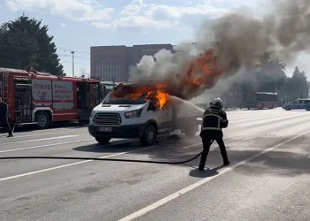 Kamyonet yol ortasında alev alev yandı