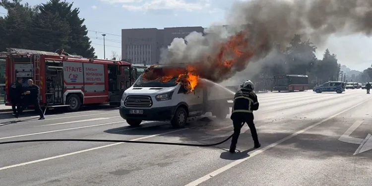Kamyonet yol ortasında alev alev yandı
