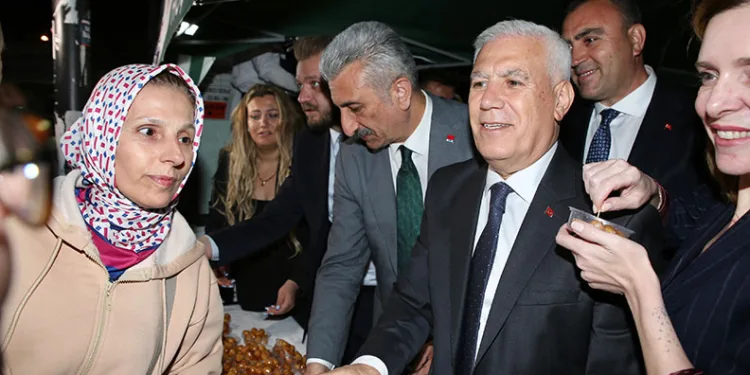 Mustafa Bozbey, Kadir Gecesinde vatandaşlarla buluştu