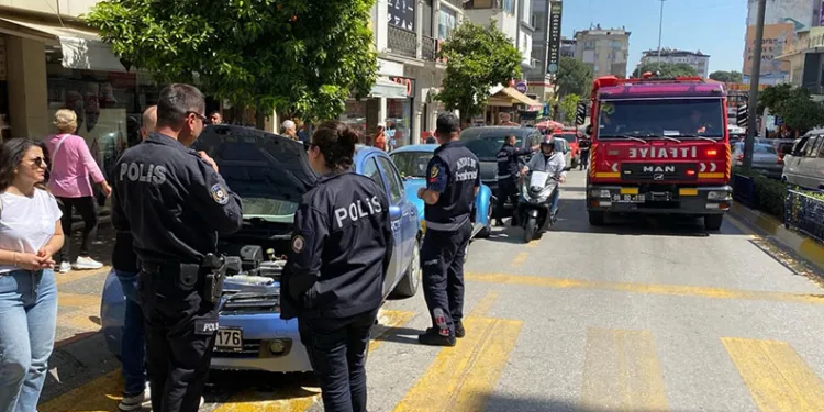Otomobilin elektrik aksamından çıkan yangın panikletti