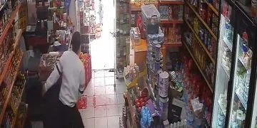 Oğlunu ezilmekten son anda kurtardı