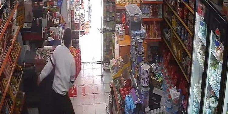 Oğlunu ezilmekten son anda kurtardı
