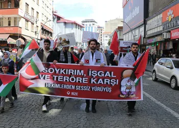 Hekimlerden Gazze için sessiz yürüyüş