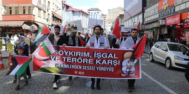 Hekimlerden Gazze için sessiz yürüyüş