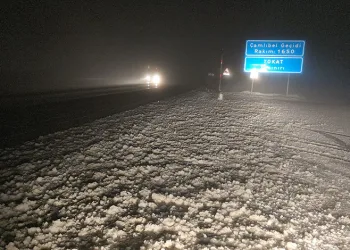 Nisan yağmuru beklenirken kar sürprizi