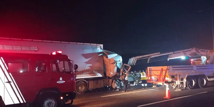 Kuzey Marmara Otoyolu’nda tır, kamyona çarptı