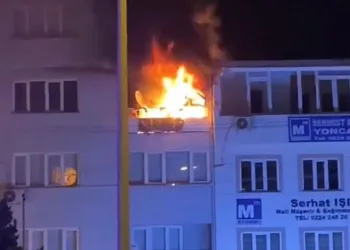 Bursa’da 5 katlı binanın 3.katı alev alev yandı