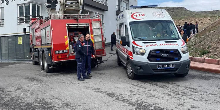 Kayseri’de ev yangını: 4 kişi dumandan etkilendi