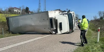 Sinop’ta devrilen kamyonun sürücüsü yaralandı