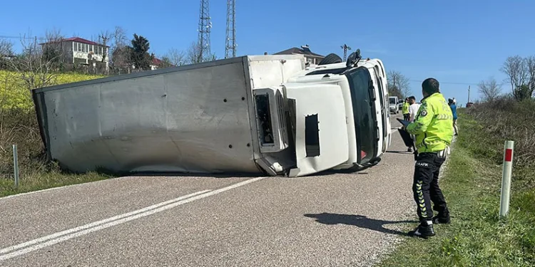 Sinop’ta devrilen kamyonun sürücüsü yaralandı