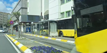Gaz pedalı takılı kalan İETT otobüsü duraktaki otobüslere çarptı